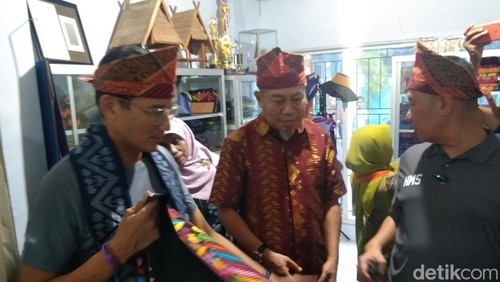 Menparekraf Sandiaga Salahuddin Uno membeli kain tenun Bima motif renda di kampung tenun Kelurahan Rabadompu Timur, Kecamatan Raba, Kota Bima, Jumat, (26/4/2024). (Rafiin/detikBali)