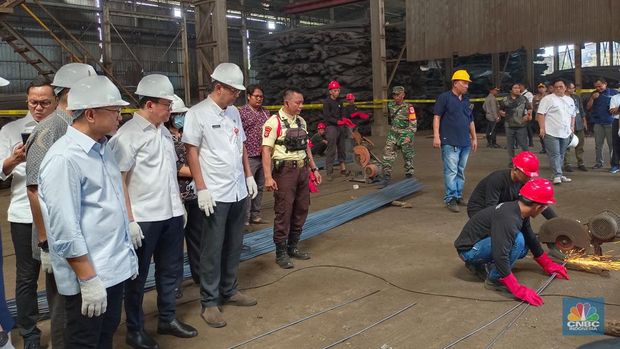 Menteri Perdagangan Zulkifli Hasan siap memusnahkan produk baja tulangan beton (BjTB) yang tidak SNI di Cikande, Banten. (CNBC Indonesia/Martyasari Rizky)