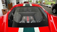 Tampak pelat berwarna hitam dengan nomor B-2-MKL di bagian belakang mobil. Bagian kap depan Ferrari berwarna putih dan hijau. Bagian dalam mobil seperti jok hingga setir didominasi warna hitam dengan beberapa garis berwarna merah. (Rumondang-detikcom)