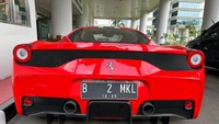 Tampak pelat berwarna hitam dengan nomor B-2-MKL di bagian belakang mobil.  (Rumondang-detikcom)