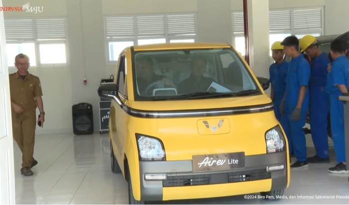 Mobil listrik pemberian Presiden Jokowi untuk SMK Negeri 1 Rangas, Mamuju (tangkapan layar YouTube Sekretariat Presiden)