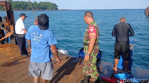Petugas saat mengikat mobil yang nyemplung ke laut saat proses bongkaran di Pelabuhan Padangbai, Karangasem, Bali, Jumat (26/4/2024). (dok. ASDP Padangbai/istimewa)