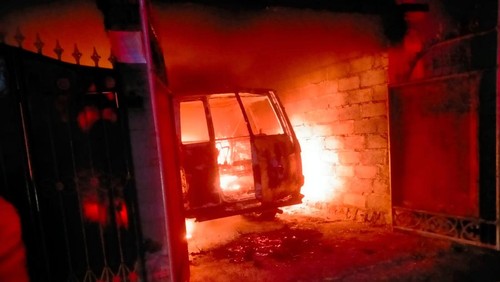 Mobil terbakar dalam garasi sewaan di Karangasem, Bali.