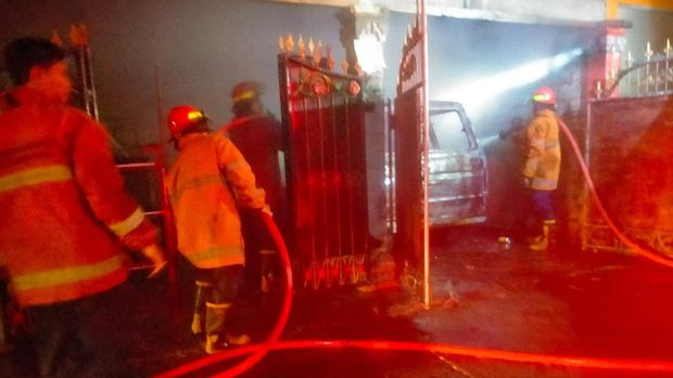 Mobil terbakar dalam garasi sewaan di Karangasem, Bali.