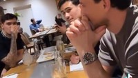 Kalau ini potret Nathan saat makan malam bareng Shayne Pattynama hingga Thom Haye yang juga membela Timnas Indonesia. Foto: Instagram