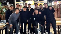Salah satu momen kebersamaan Nathan dan anggota Timnas Indonesia lainnya bisa dilihat ketika pelatih Shin Tae Yong mengajak mereka untuk makan malam bersama, saat Shin Tae Yong berkunjung ke Eropa. Foto: Instagram
