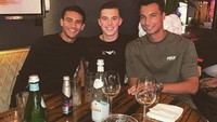 Bersama teman-temannya, Nathan tampak senang menikmati waktu luangnya nongkrong di kafe di kawasan Rotterdam, Belanda. Foto: Instagram