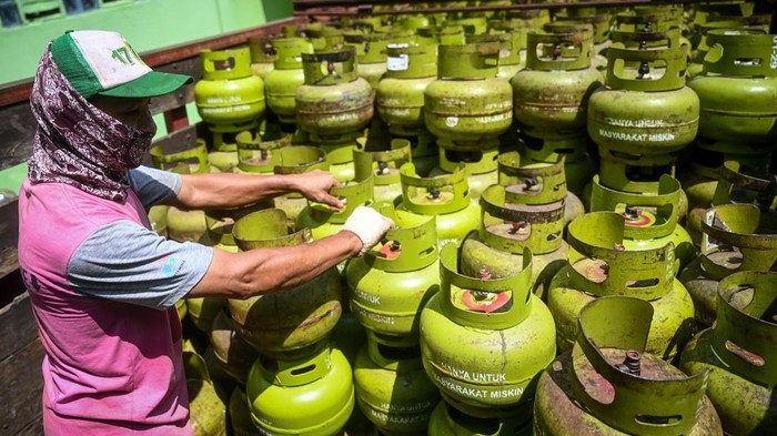 Mulai Juni 2024, Beli Gas Elpiji 3 Kg Harus Pakai KTP Pekerja melakukan bongkar muat gas elpiji 3 kg bersubsidi di Jakarta, Jumat (24/4/2024). Kementerian ESDM mengatakan bahwa pengaturan pembelian elpiji 3 kg dengan syarat menunjukkan KTP mulai efektif diberlakukan pada Juni 2024 setelah berakhirnya masa pendaftaran KTP dan KK pada akhir Mei 2024 di pangkalan resmi atau subpenyalur. ANTARA FOTO/Erlangga Bregas Prakoso/nym.