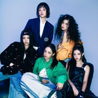 NewJeans disebut Forbes Korea sebagai angin segar dalam dalam industri KPop. Lagu-lagunya Ditto, How Sweet, ETA, hingga Supernatural banyak didengar non-KPopers. Kanal YouTube mereka ada di urutan keempat dengan pendapatan per tahunnya 68,3 miliar won atau setara Rp 772 miliar. Foto: dok. HYBE