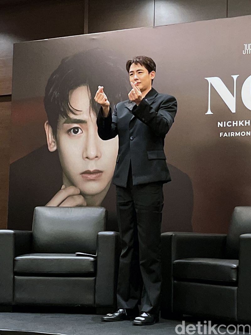 Nichkhun 2PM  menggelar konferensi pers acara fanmeeting NO.624 : NICHKHUN FAN MEETING IN JAKARTA di sebuah hotel di kawasan Senayan, Jakarta Pusat, pada Jumat (26/4/2024).