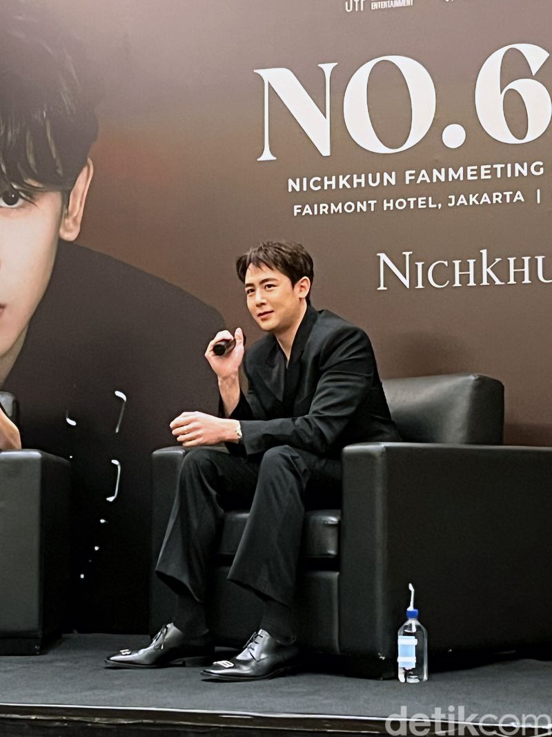 Nichkhun 2PM  menggelar konferensi pers acara fanmeeting NO.624 : NICHKHUN FAN MEETING IN JAKARTA di sebuah hotel di kawasan Senayan, Jakarta Pusat, pada Jumat (26/4/2024).