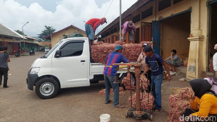 Pedagang bawang merah di Pasar Bawang Dringu Probolinggo