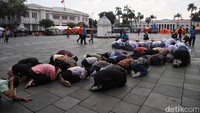 Simulasi kesiapsiagaan bencana itu dalam rangka memperingtai Hari Kesiapsiagaan Bencana Nasional setiap tanggal 26 April.  