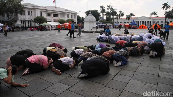Pelajar Ikuti Simulasi Kesiapsiagaan Bencana di Kota Tua BNPB gelar simulasi kesiapsiagaan bencana alam di Kota Tua, Jakarta. Acara ini diikuti oleh para pelajar.