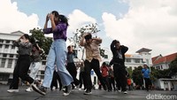 Para pelajar dilatih apa yang harus mereka lakukan jika terjadi bencana alam.  
