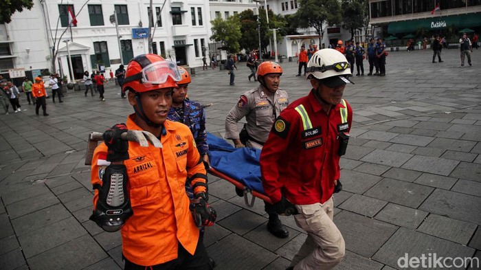 Pelajar Ikuti Simulasi Kesiapsiagaan Bencana di Kota Tua BNPB gelar simulasi kesiapsiagaan bencana alam di Kota Tua, Jakarta. Acara ini diikuti oleh para pelajar.