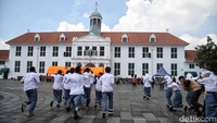Sejumlah siswa siswi dan petugas gabungan melakukan simulasi kesiapsiagaan bencana alam di Kota Tua, Jakarta, Jumat (26/4/2024).  