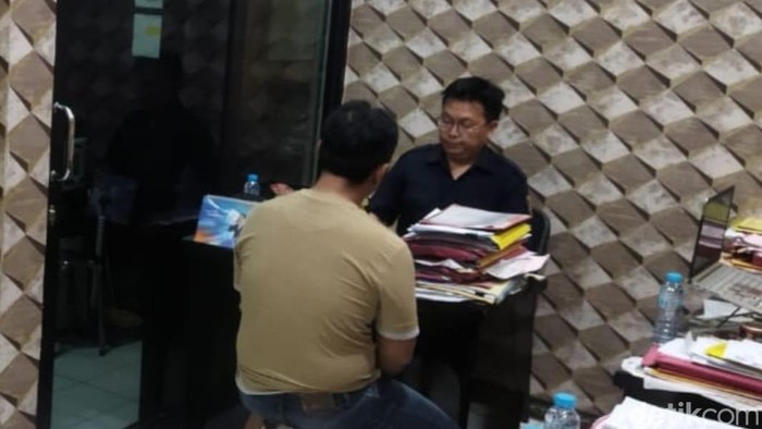Pelaku investasi bodong saat diperiksa polisi