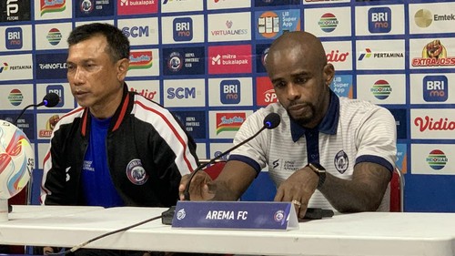 Pelatih Arema FC, Widodo Cahyono Putro (berjaket), di Stadion Kapten I Wayan Dipta, Gianyar,Kamis (25/4/2024).