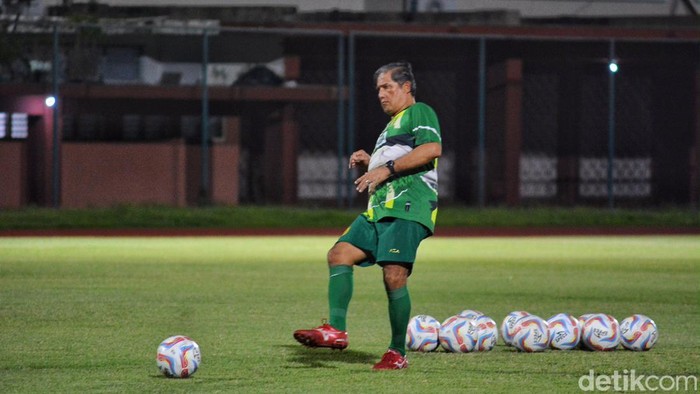 Pelatih Kiper Persebaya Benyamin van Breukelen