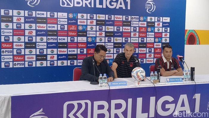 Pelatih Persis Solo Milomir Seslija dan Kapten Persis Solo Rian Miziar saat konferensi pers usai laga melawan Persita di Stadion Manahan, Jumat (26/4/2024).