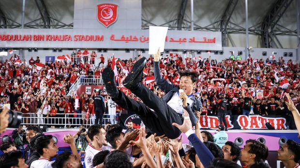 Pelatih Timnas Indonesia Shin Tae-yong diangkat para pemain usai berhasil menaklukkan Korea Selatan U-23 di babak perempat final Piala Asia U-23 di Stadion Abdullah bin Khalifa, Doha, Qatar, Jumat (26/4/2024). (Dok. AFC)