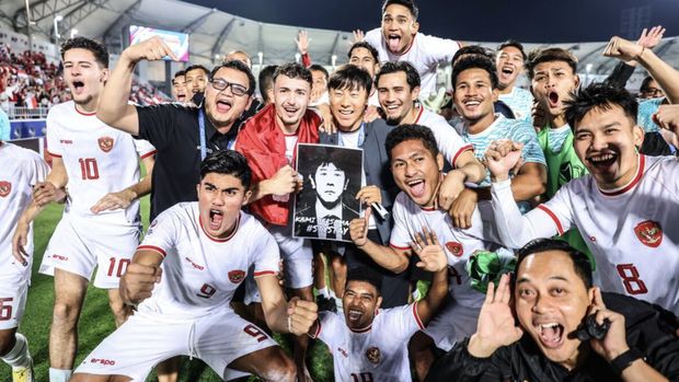 Pelatih Timnas Indonesia Shin Tae-yong diangkat para pemain usai berhasil menaklukkan Korea Selatan U-23 di babak perempat final Piala Asia U-23 di Stadion Abdullah bin Khalifa, Doha, Qatar, Jumat (26/4/2024). (Dok. AFC)
