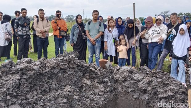 Pemakaman Rini Mariany, korban tewas yang jasadnya ditemukan di dalam koper di Bekasi.