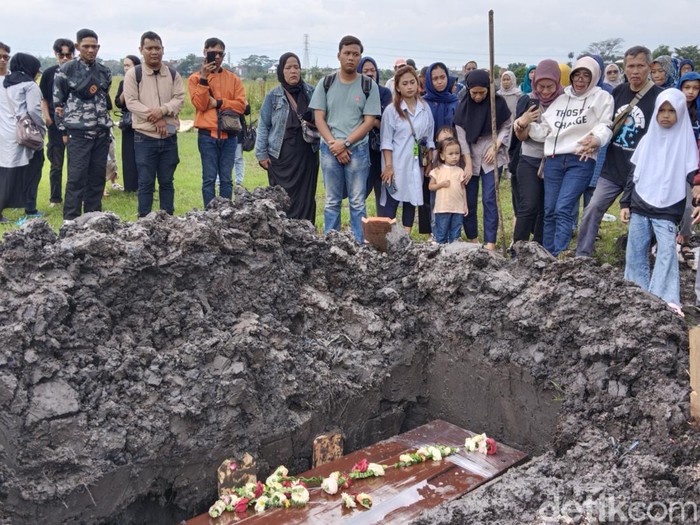 Pemakaman Rini Mariany, korban tewas yang jasadnya ditemukan di dalam koper di Bekasi.