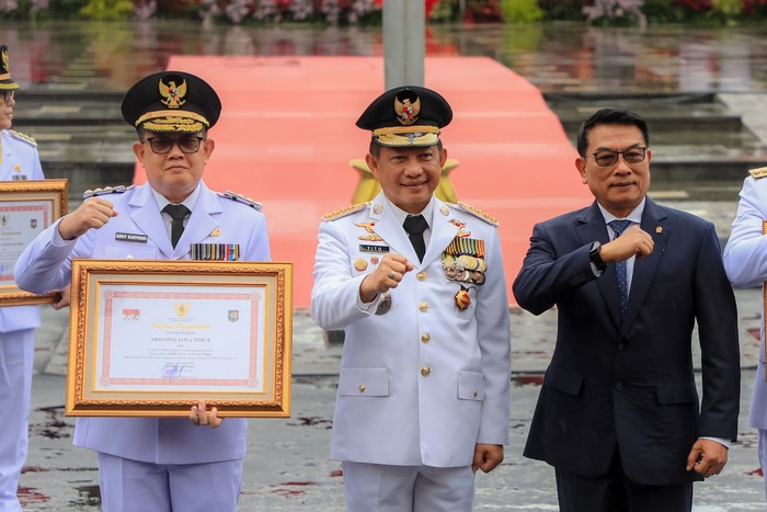 Pemerintah Provinsi Jawa Timur menerima Piagam Penghargaan Prestasi Pemerintah Daerah pada Upacara Peringatan Hari Otonomi Daerah ke 28 di Taman Surya Balai Kota Surabaya, Kamis (25/4).