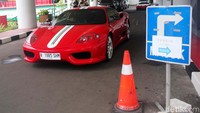Sementara Ferrari 360 Challenge Stradale berpelat nomor B 1985 SHM.