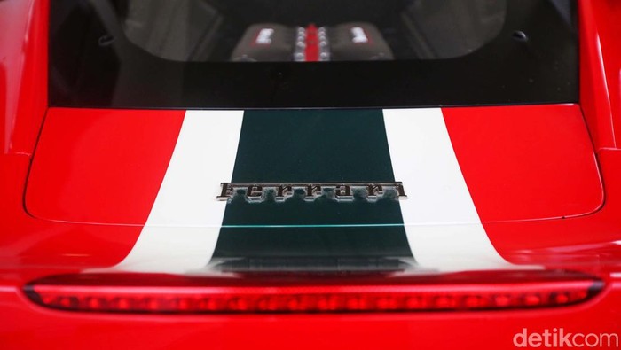Penampakan Dua Ferrari Harvey Moeis yang Disita Kejagung Selain satu unit Mercedes-Benz, Kejagung juga menyita dua unit Ferrari milik pengusaha Harvey Moeis. Ini dia dua unit Ferrarinya.