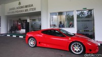 Mobil Ferrari 360 Challenge Stradale milik Harvey Moeis terparkir di depan Gedung Jaksa Agung Muda Bidang Pidana Militer (Jampidmil), Jumat (26/4/2024).