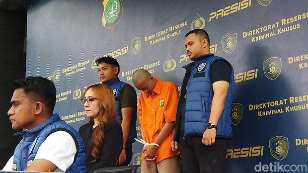 Penampakan Galih Loss tersangka penistaan agama kini berkepala plontos.