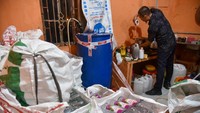 Petugas gabungan berhasil mengamankan tiga orang pekerja beserta sejumlah barang bukti alat pencetak cukai, pengemas botol, ribuan botol miras dan drum berisi bahan baku miras oplosan. 