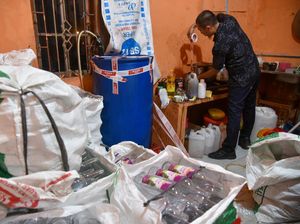 Penggerebekan Gudang Pembuat Miras Oplosan di Medan