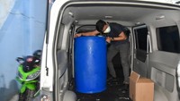 Drum berisi bahan baku miras oplosan disita sebagai barang bukti. 