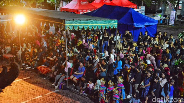 Pentas Seni Sambut Hari Tai Sedunia di Surabaya