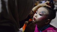 Pentas tari ini juga diikuti oleh beberapa anak-anak.