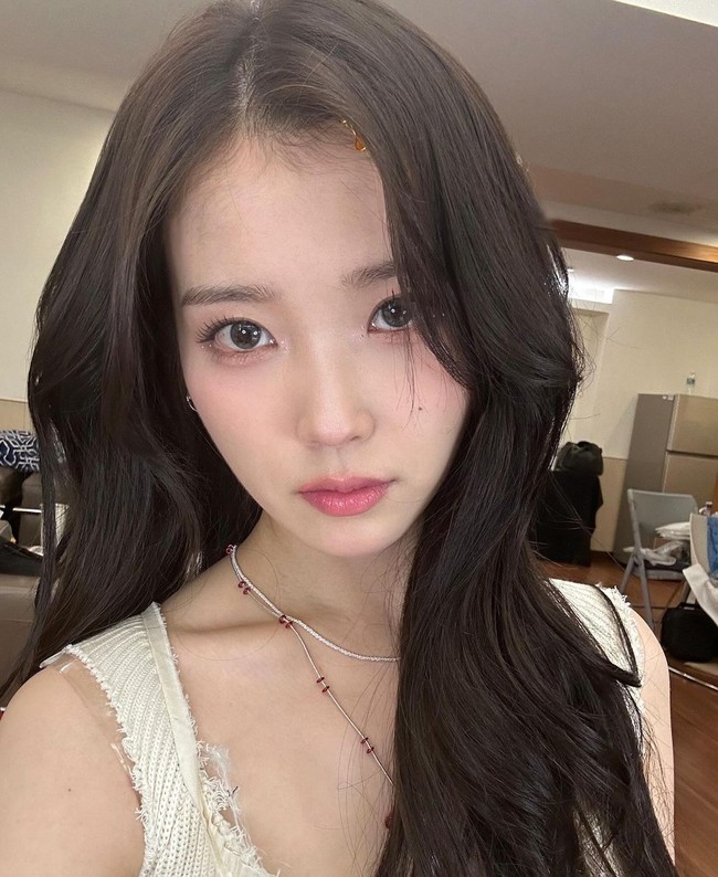 IU memiliki kecantikan dengan imej yang lugu dan feminin sekaligus awet muda. Begini penampilan pelantun ‘Love wins All’ tersebut yang membuat pria ingin jadi pacarnya dan wanita ingin jadi sepertinya. Foto: Instagram @dlwlrma