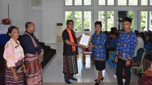 Penyerahan SK PPPK secara simbolis oleh Pj Sekda Kota Kupang, Ade Manafe, di Aula Rumah Jabatan Wali Kota Kupang, Jumat (26/4/2024). (Dok. Humas Pemkot Kupang)