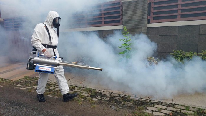 Personel Polda Lampung melakukan fogging.