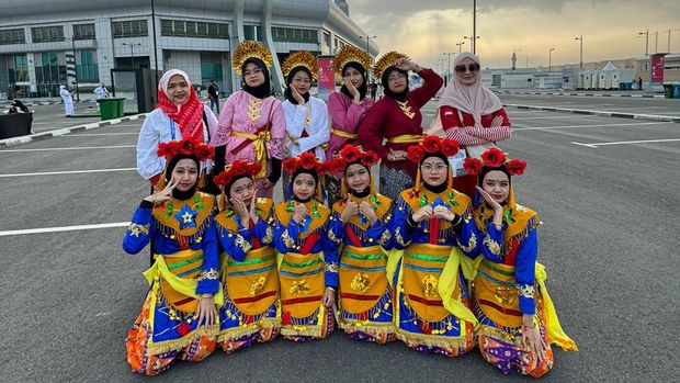 Pertunjukan kesenian Indonesia saat gelaran Piala Asia U-23 2024 di Qatar yang ditampilkan oleh Sanggar Seni Bineka Wakra.