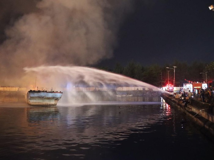 Petugas gabungan memadamkan api yang membakar empat kapal di Dermaga 3 PPSC Kabupaten Cilacap, Kamis (25/4/2024) malam.
