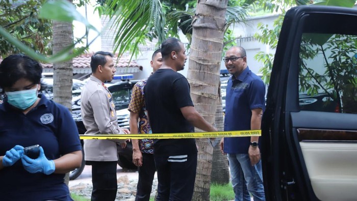 Pihak kepolisian melakukan olah TKP kasus polisi Manado bunuh diri di Jaksel.