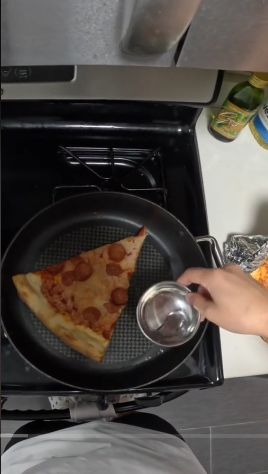 Cara menghangatkan pizza yang benar