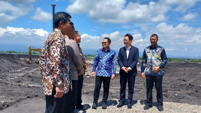 Pj Gubernur Jatim melakukan ground breaking pembangunan pabrik Korea Selatan di PIER Pasuruan.