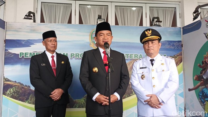 Pj Gubsu Hassanudin (tengah) bersama Pj Bupati Dairi Charles Surung. (Elisabeth/detikcom)