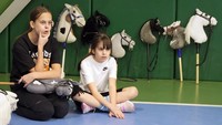 Sejumlah peserta lainnya nampak serius memperhatikan peserta yang tengah bertanding.