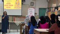 Inisiator Let’s Invest Girls Elvera N. Makki memberikan sesi workshop gratis bertema “The Power from Within”, di SMAN 78 Jakarta, Kamis (24/4). Hasil survei menyatakan sebanyak 84.3% siswi memperolah peningkatan pemahaman dasar-dasar literari keuangan, 96% jauh lebih memahami perbedaan kebutuhan dan keinginan, dan 95.4% menyatakan kelas ini sangat membantu untuk pengelolaan keuangan mereka ke depannya.